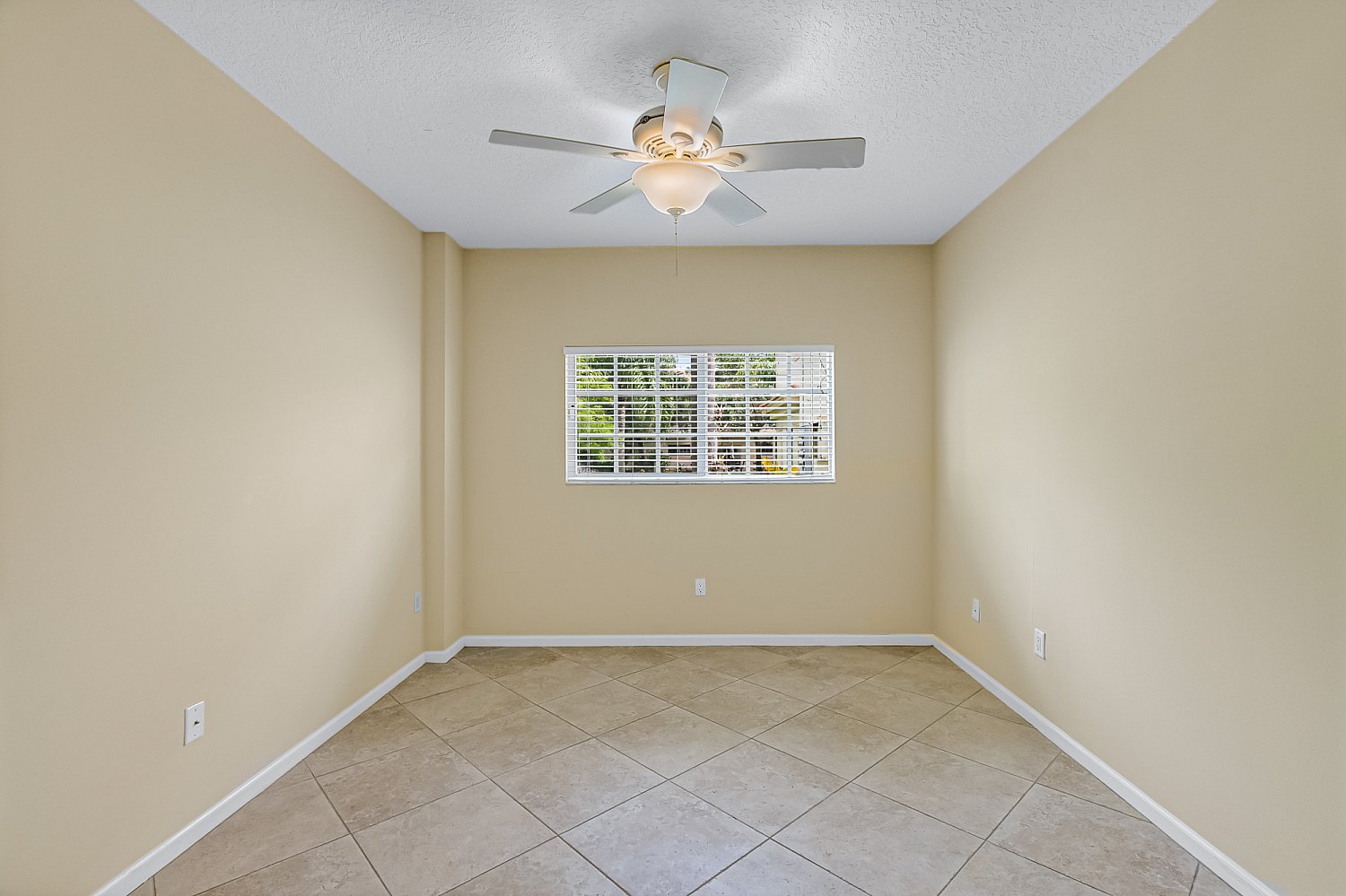 572 7th Sq Apt 103, Vero Beach, FL 32962 