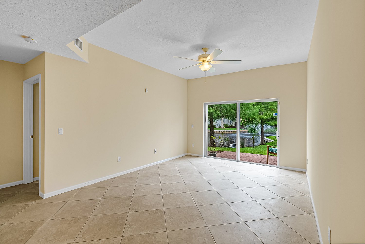 572 7th Sq Apt 103, Vero Beach, FL 32962 