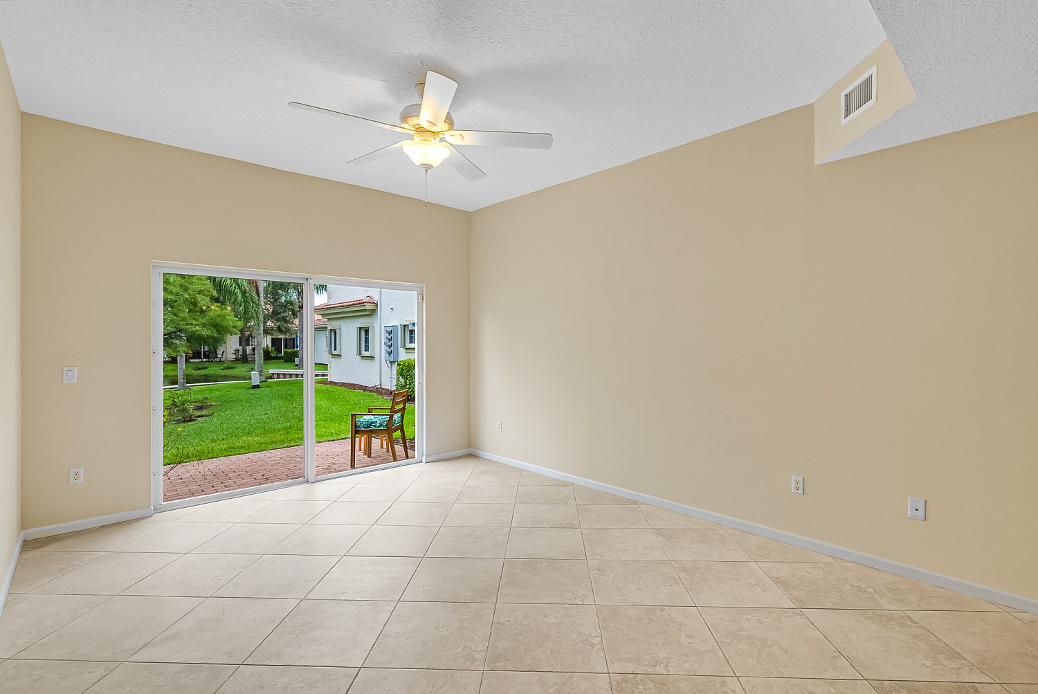 572 7th Sq Apt 103, Vero Beach, FL 32962 